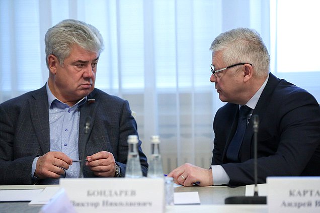 Сенатор РФ Виктор Бондарев и Председатель Комитета по безопасности и противодействию коррупции Василий Пискарев