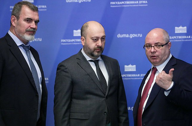 Председатель Комитета по вопросам собственности, земельным и имущественным отношениям Сергей Гаврилов (справа)
