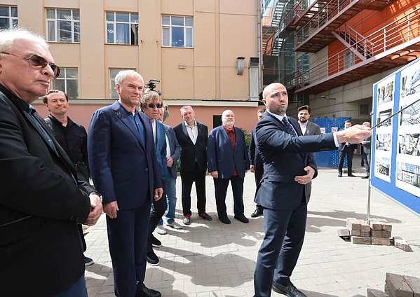 Генеральный директор киноконцерна «Мосфильм» Карен Шахназаров и Председатель Государственной Думы Вячеслав Володин