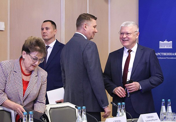 Ольга Алимова (КПРФ) и Василий Пискарев ("Единая Россия")