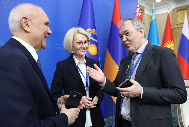 Заместитель Председателя Государственной Думы Виктория Абрамченко и Председатель Комитета по делам СНГ, евразийской интеграции и связям с соотечественниками Леонид Калашников