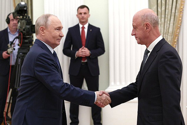 Президент РФ Владимир Путин и Первый заместитель Председателя партии "Справедливая Россия" Александр Бабаков. Фото: пресс-служба Президента РФ