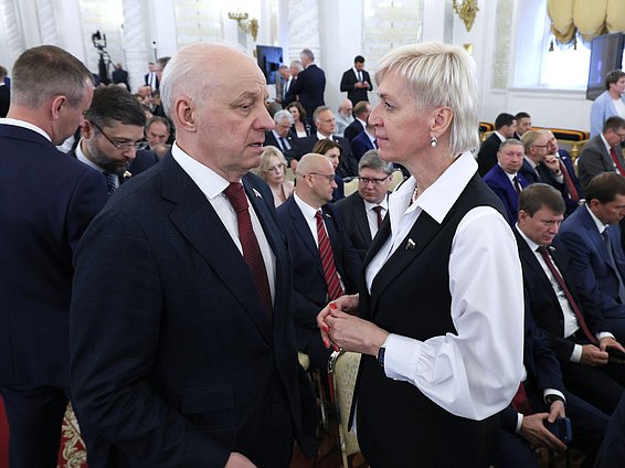 Член Комитета по бюджету и налогам Игорь Шубин и заместитель Председателя Комитета по просвещению Ирина Ивенских