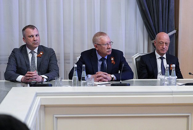 Заместитель Председателя Комитета по информационной политике, информационным технологиям и связи Евгений Попов, Председатель Комитета по контролю Олег Морозов и заместитель Председателя Государственной Думы Александр Бабаков