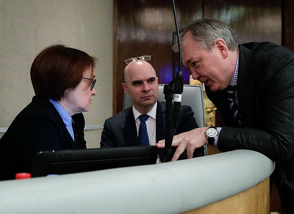 Председатель Банка России Эльвира Набиуллина, заместитель Председателя Банка России Алексей Заботкин и Председатель Комитета по делам СНГ, евразийской интеграции и связям с соотечественниками Леонид Калашников
