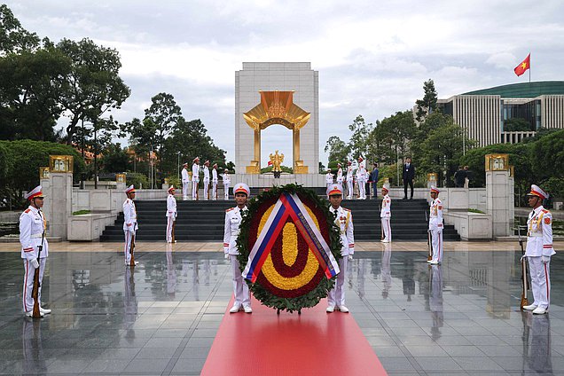 Вьетнам памятник Павшим героям