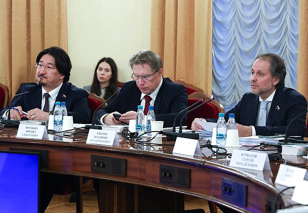 Член Комитета по охране здоровья Бадма Башанкаев, Министр здравоохранения РФ Михаил Мурашко и Председатель Комитета по охране здоровья Владимир Сысоев