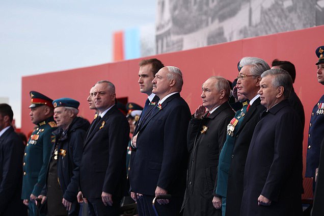 Президент России Владимир Путин и почетные гости на военном параде в ознаменование 81-й годовщины Победы в Великой Отечественной войне. Фото: пресс-служба Президента РФ
