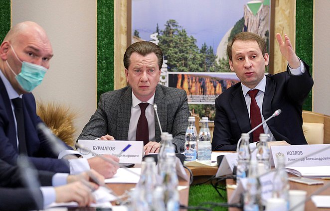 Председатель Комитета по экологии и охране окружающей среды Владимир Бурматов и Министр природных ресурсов и экологии РФ Александр Козлов