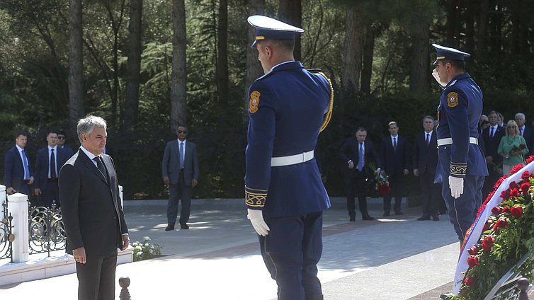 Возложение венка к могиле третьего Президента Азербайджана Гейдара Алиева