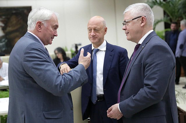 El efe del Comité de Defensa Andrey Kartapolov, el Jefe Adjunto de la Duma Estatal Alexander Babakov y el Jefe del Comité de Seguridad y Lucha contra la Corrupción Vasily Piskarev