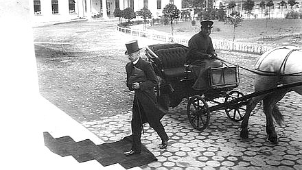 第一届国家杜马议员抵达塔夫利宫参加第一次会议。1906年4月27日圣彼得堡中央国立电影、照片和声音文件档案馆