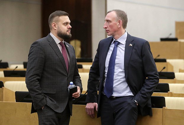 Заместитель Председателя Комитета по делам СНГ, евразийской интеграции и связям с соотечественниками Артем Туров и Первый заместитель Председателя Комитета по промышленности и торговле Александр Козловский