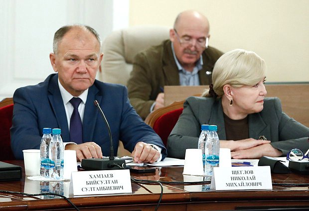 Члены Комитета по охране здоровья Николай Щеглов и Тамара Фролова