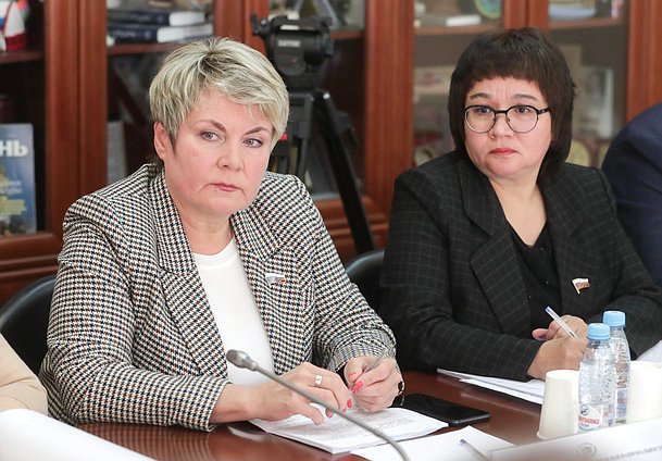Члены Комитета по делам национальностей Лариса Буранова и Елена Евтюхова