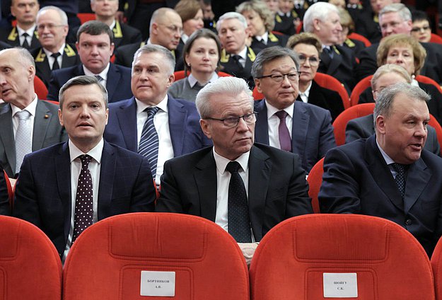 Первый заместитель Председателя Комитета по государственному строительству и законодательству Даниил Бессарабов и Полномочный представитель Президента РФ в Государственной Думе Гарри Минх