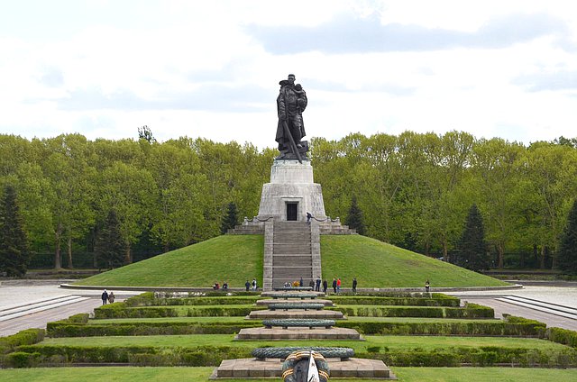 Памятник Воину-освободителю в Трептов-парке