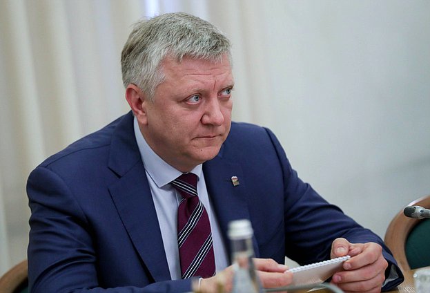 Член Комитета по государственному строительству и законодательству Дмитрий Вяткин