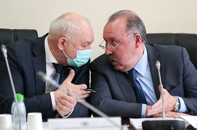 Председатель Комитета по делам национальностей Валерий Газзаев и Первый заместитель Председателя Комитета Ильдар Гильмутдинов