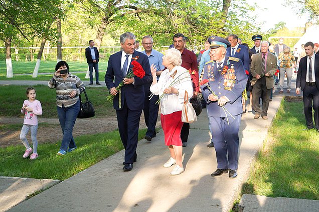 Возложение цветов к памятнику Героя Советского Союза Марины Расковой