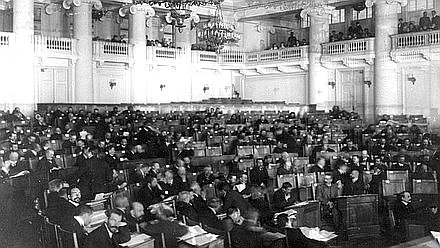 Diputados de la Tercera Duma Estatal en una reunión en el salón del Palacio de Táuride. 1 de noviembre de 1907. La fotografía se almacena en el Archivo Estatal Central de Documentos Fílmicos y Fotográficos de San Petersburgo
