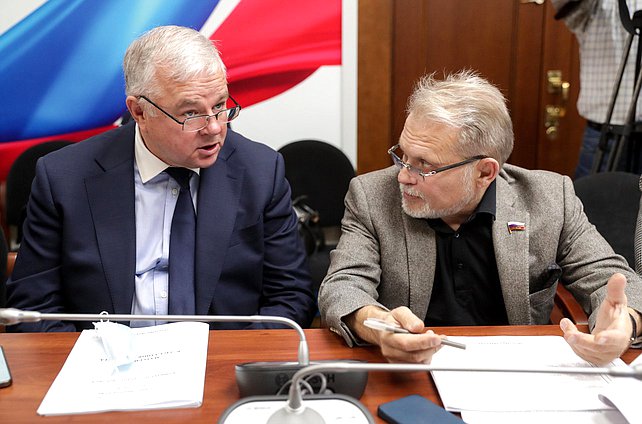 Члены Комитета по охране здоровья Олег Иванинский и Андрей Горохов