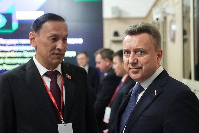 Anatoly Vyborny (derecha), vicejefe del Comité de Seguridad y Antcorrupción