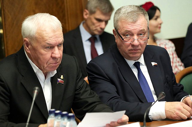 Члены Комитета по обороне Виктор Соболев и Андрей Гурулев