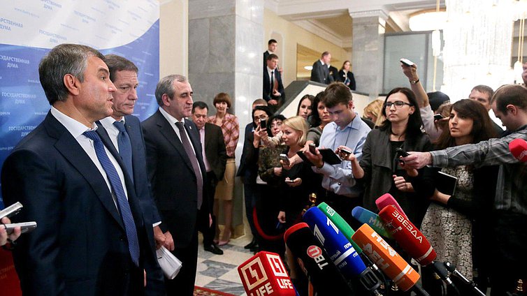 Подход к прессе по итогам первого пленарного заседания Государственной Думы седьмого созыва.