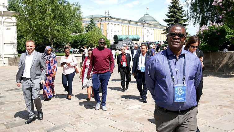 Участники Международного форума «Развитие парламентаризма» посетили Московский Кремль
