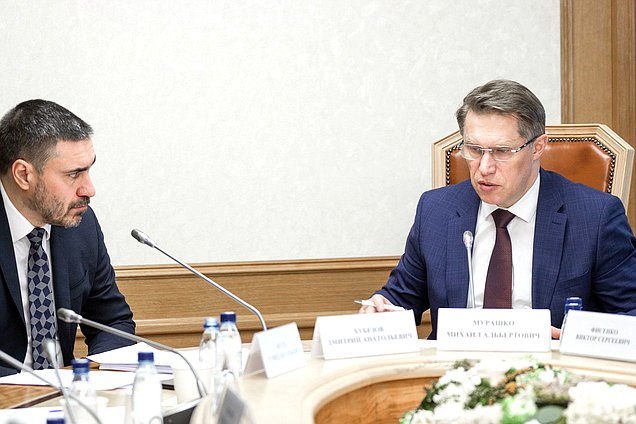 Министр здравоохранения РФ Михаил Мурашко и Председатель Комитета по охране здоровья Дмитрий Хубезов