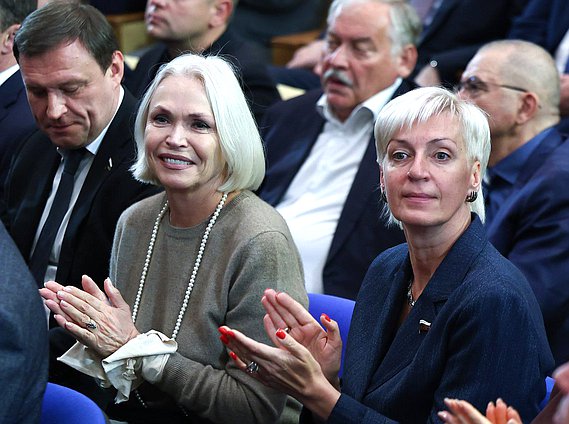 Члены фракции «Единая Россия» Ирина Белых и Ирина Ивенских