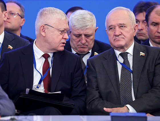 Председатель Комитета по безопасности и противодействию коррупции Василий Пискарев и Председатель Комитета Совета Федерации по обороне и безопасности Владимир Булавин