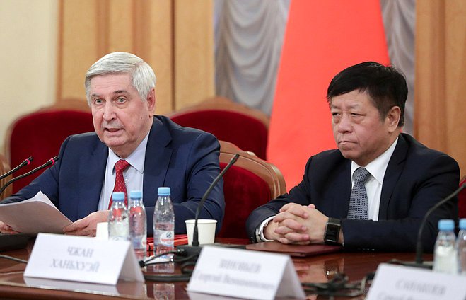伊万·梅尔尼科夫国家杜马第一副主席和张汉晖中华人民共和国驻俄罗斯特命全权大使