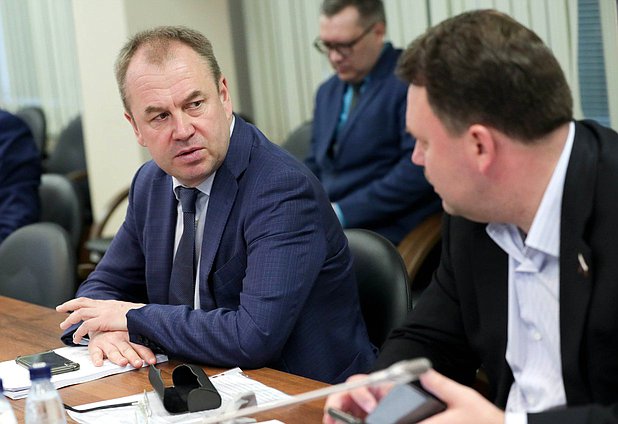 Заместители Председателя Комитета по экономической политике Станислав Наумов и Артем Кирьянов