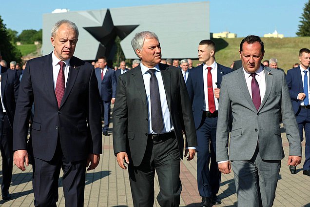 Председатель Государственной Думы Вячеслав Володин (в центре). Мемориальный комплекс «Брестская крепость - герой»