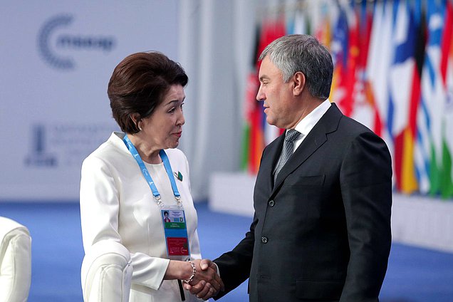 Deputy Chairwoman of the Mazhilis of the Parliament of the Republic of Kazakhstan Gulmira Isimbaeva and Chairman of the State Duma Viacheslav Volodin at the first plenary session of the 4th Meeting of Speakers of Eurasian Countries’ Parliaments “Greater Eurasia: Dialogue. Trust. Partnership”