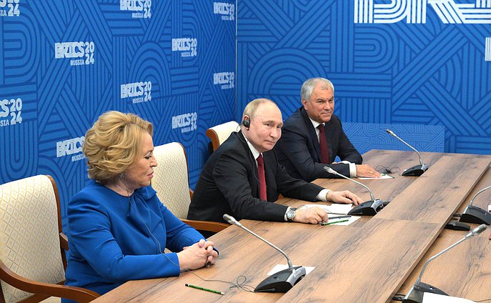 俄罗斯总统弗拉基米尔·普京、联邦委员会主席瓦莲京娜·马特维延科和国家杜马主席维亚切斯拉夫·沃洛金。图片来源：俄罗斯总统新闻办公室