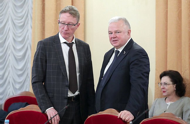 Член Комитета по охране здоровья Олег Иванинский (справа)