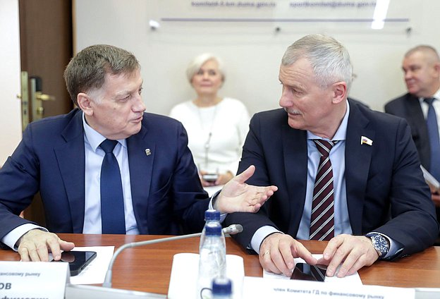 Члены Комитета по финансовому рынку Вячеслав Макаров и Николай Цед