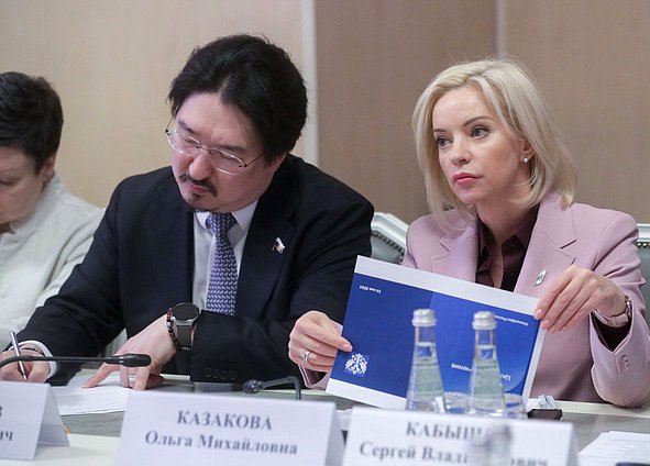 Председатель Комитета по охране здоровья Бадма Башанкаев и Председатель Комитета по просвещению Ольга Казакова