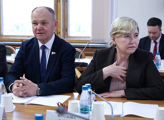 Члены Комитета по охране здоровья Николай Щеглов и Тамара Фролова