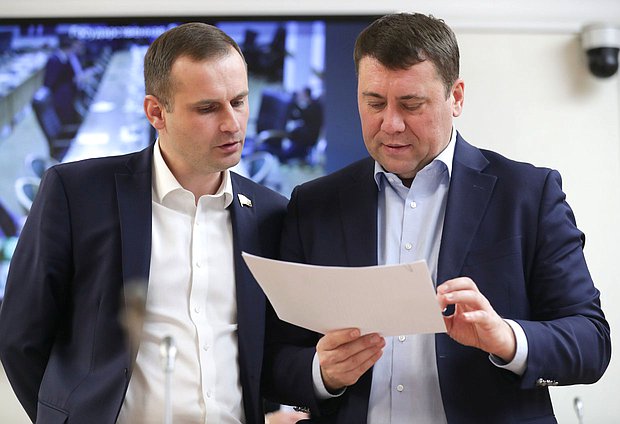 Заместитель Председателя Комитета по охране здоровья Сергей Леонов (слева)