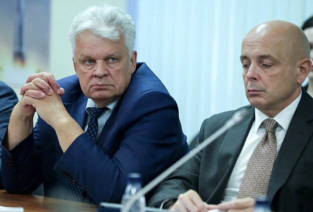 Члены Комитета по экономической политике Виктор Казаков и Сергей Сокол