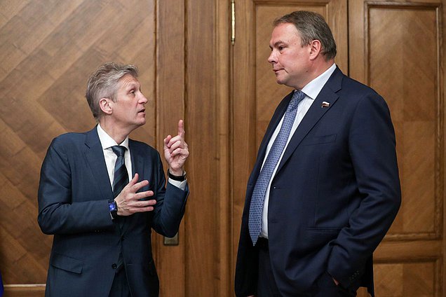 Deputy Chairman of the State Duma Petr Tolstoy (right)