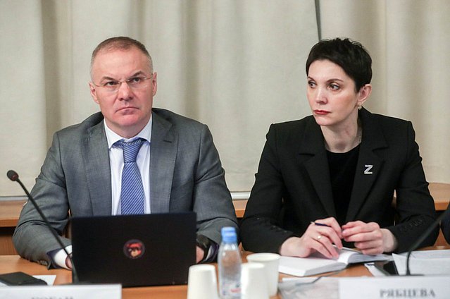 Заместители председателя Комитета по экологии, природным ресурсам и охране окружающей среды Александр Коган и Жанна Рябцева