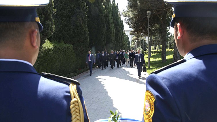 Возложение венка к могиле третьего Президента Азербайджана Гейдара Алиева