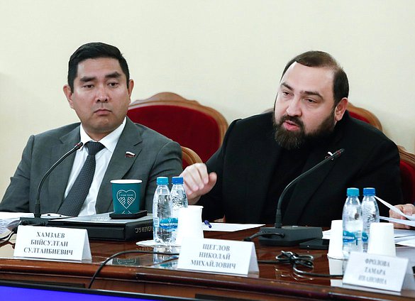 Члены Комитета по охране здоровья Айдын Сарыглар и Бийсултан Хамзаев