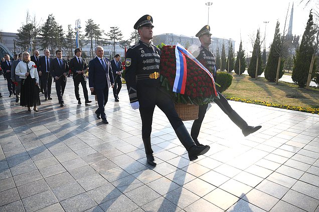 Председатель Государственной Думы Вячеслав Володин и депутаты возложили цветы к монументу «Ода стойкости» в Парке Победы в Ташкенте