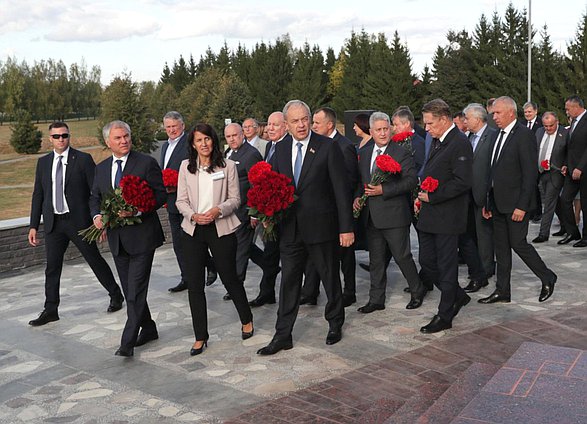 Председатель Государственной Думы Вячеслав Володин и Председатель Палаты представителей Национального собрания Республики Беларусь Игорь Сергеенко посетили Мемориальный комплекс "Буйничское поле"